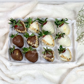 korobka-iz-klubniki-v-shokolade-s-oreshkami
